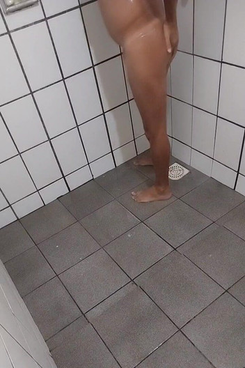 Ladysilvas: Ladysilva lagi mandi sambil pamer pantat bahenolnya di webcam