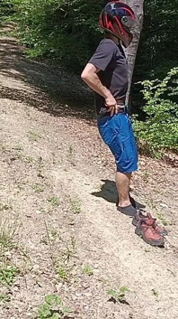 W oczach szorstkiego fap z wytryskiem na brzuchu