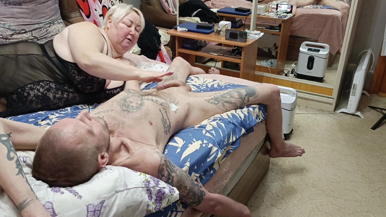 Zona901: 내 정액에 깊은 오럴을 주는 새엄마