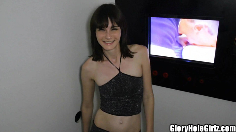 Glory Hole Girlz: La teen chloe skyy con le tettine ingoia un cazzo...