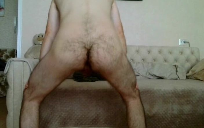 webcamboy98: Nagi chłopiec drży tyłek