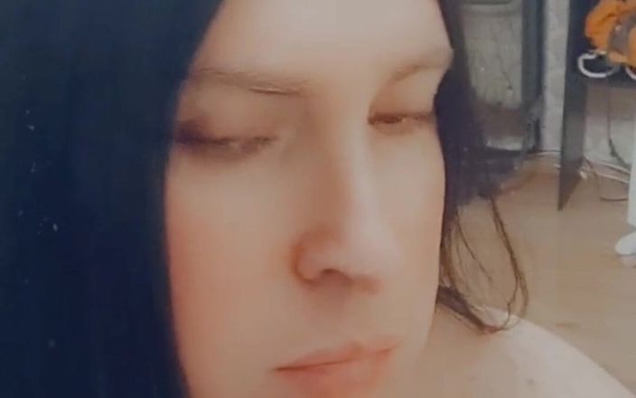 Bonnie Phoenix: Malá Bonnie se baví se svou hračkou