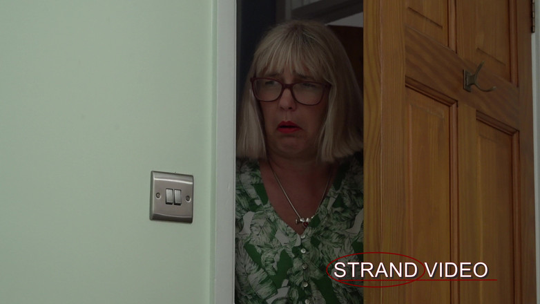 Sarah Stern: 在她手淫的时候观看