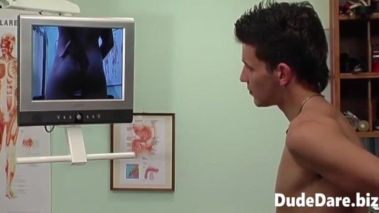 DudeDare: Twink se joacă cu pula lui la cabinetul doctorului