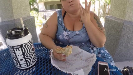 BBW Pleasures: SSBBW zjada ogromne burrito przy basenie