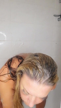 Maisie Lewis se fute la duș cu un vibrator realist cu pula