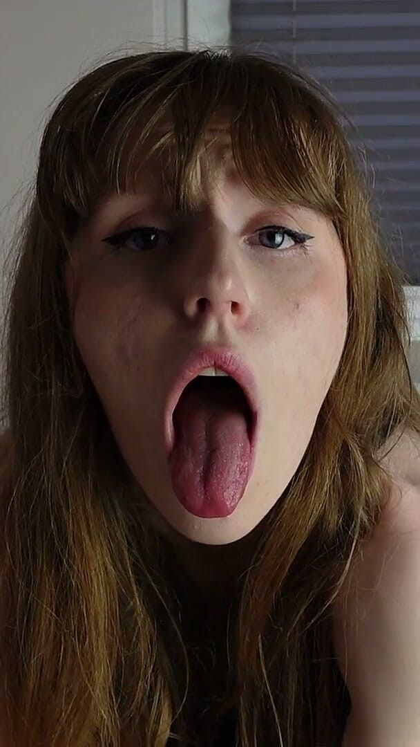 HotRedWildcat: Je Vous Supplie D’éjaculer Sur Ma Langue