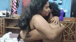 Blinfdfolded fru dela Surprize bröllopsdag gåva från make med makens vän