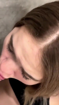 Excitată după petrecere, ea este acoperită de spermă după o muie profundă