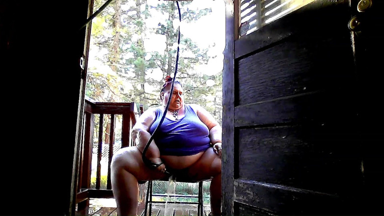Mistress_T_FD_GD: Su hortumunda duş alıyor. Bölüm 4