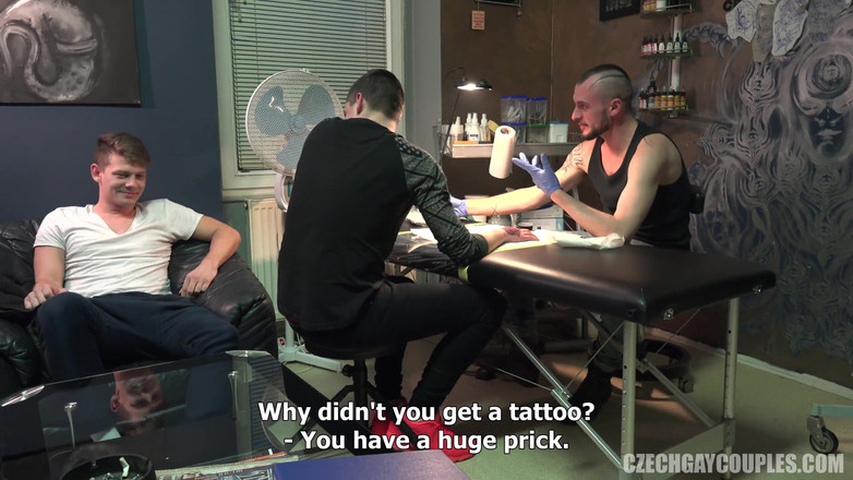Czech Gay Couples: Coppie gay ceche 8 gangbang di negozio di tatuaggi - il buco...