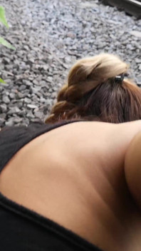 Riskanter sex in der Öffentlichkeit in der Nähe der Eisenbahnstrecke