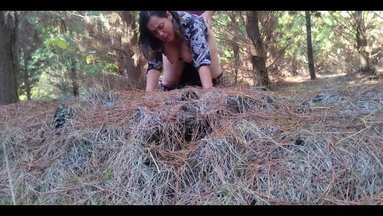 BBW Kelly Mom: Mrdání Krásné Velké Krásky S Obrovským Zadkem V Lese. Exhibicionistický...