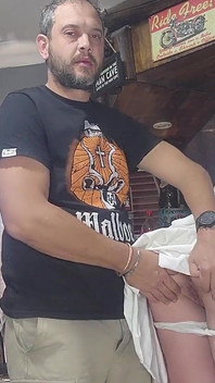 Meia-irmã abrindo as pernas enquanto eu dedo e a fodo