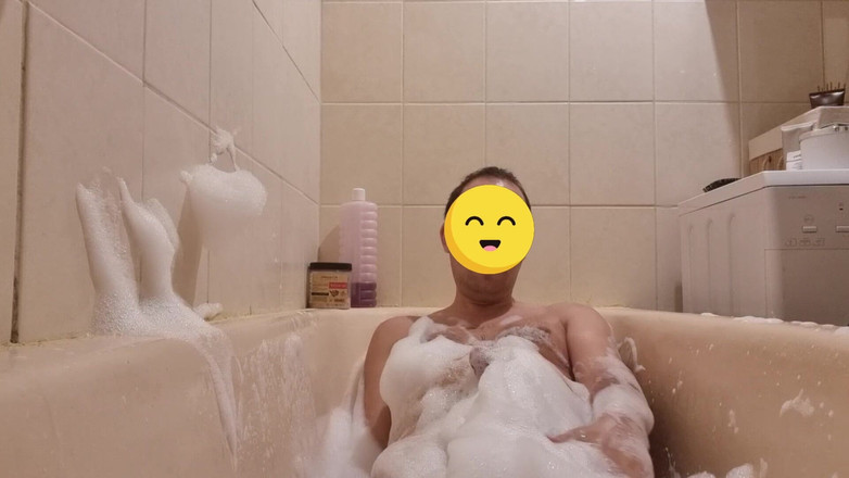ShyCummerBoy: Tachinându-mi pula într-o baie de spumă
