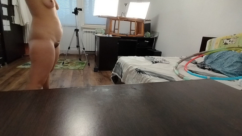 Amateur_MS: Seksowna żona ćwiczy w domu nago. Seksowna brunetka próbuje rajstopy