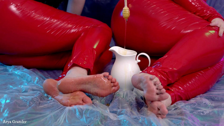 Arya Grander: 肛门游戏与插头和阴部操假阳具性脚挑逗呻吟与多汁的阴户