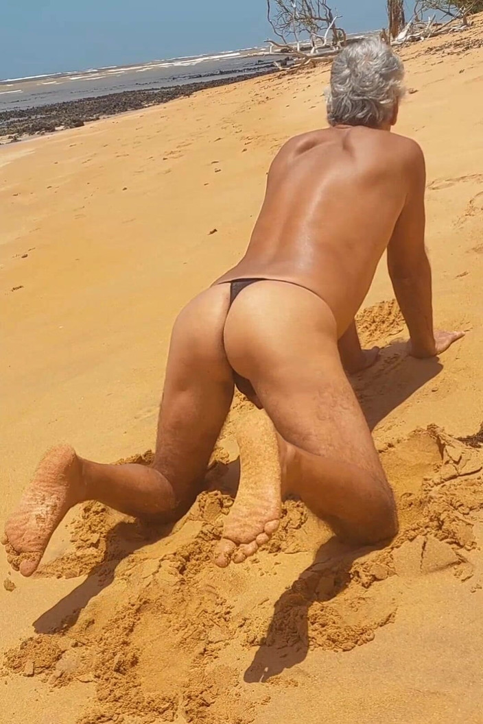 Ladysilvas: Ladysilva op het strand erg heet in slipje