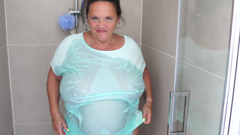 CurvyMature: Rijpe brunette met enorme tieten wordt stom onder de douche