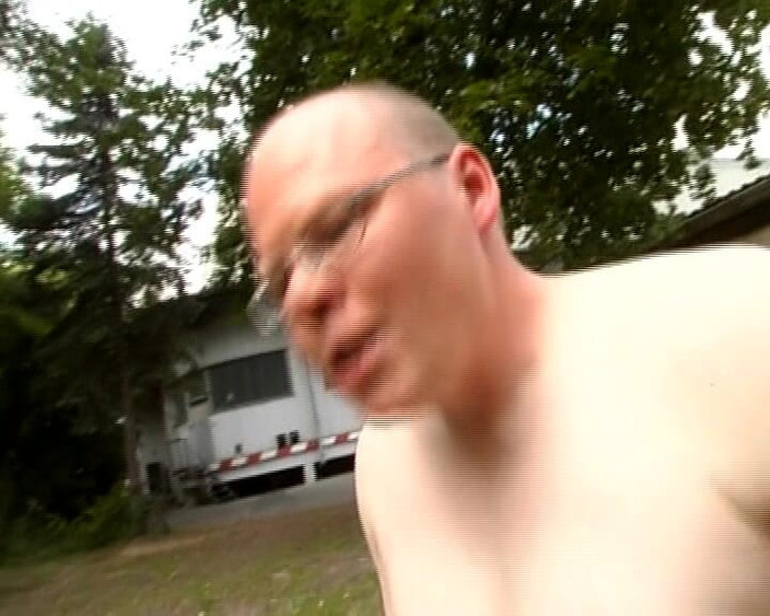 Enjoy German porn: Tato zlobivá německá Teed si užívá venkovní šukání starých Vs Mladá