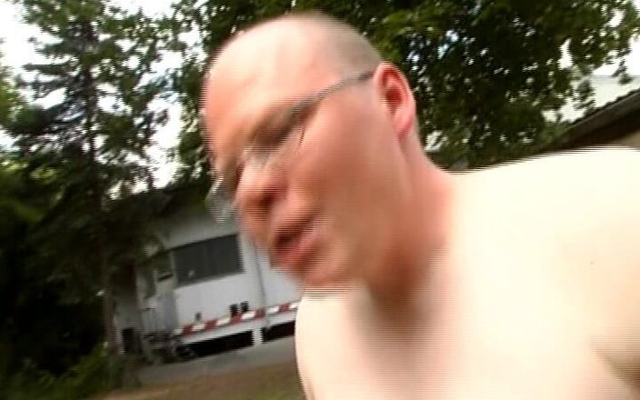 Enjoy German porn: このいたずらなドイツのTシャツは、古い対若い屋外の性交を楽しんでいます