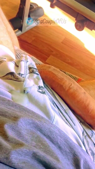 ACoupleOfGuys: Antrenmandan sonra büyük sünnetsiz yarağımı okşuyor!