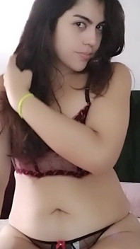 Cewek seksi ini lagi asik masturbasi memeknya sampai muncrat berjamaah