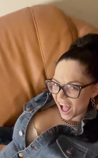 Shione Cooper: 사진 촬영 전에 나와 내 페티쉬 물건을 소개하고 소파에서 셀카를 찍어