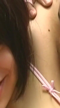 黑发亚洲熟女通过热情的卧室性爱微笑