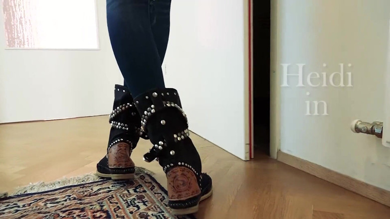 Denudeart: Frumoasa Heidi are orgasm real pe canapea