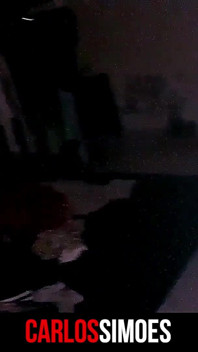 Besitzer eines dicken hinterns sitzt und Twerk auf einem schwanz