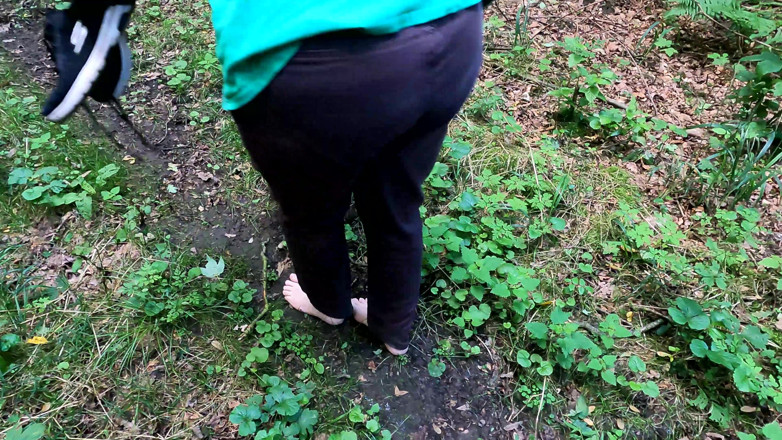Bouncy Tits Action: Nalgadas en sus grandes tetas en el bosque