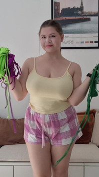 3 Seksi Bikinili Çekiciyi Deniyor - Yeşil, Mor Ve Neon Yeşil