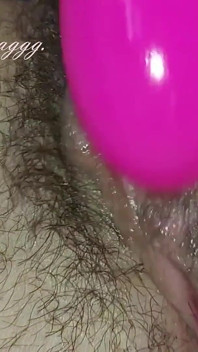 Figa pelosa bagnata si masturba con un vibratore primo piano amatoriale modella russa miLF ginnagg