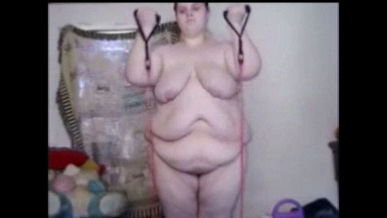 Fat House Wife: Dikke huisvrouw traint naakt met haar sexy lichaam
