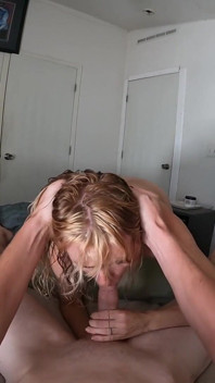 POV: Eu engasgo no seu pau depois de levá-lo fundo na minha garganta