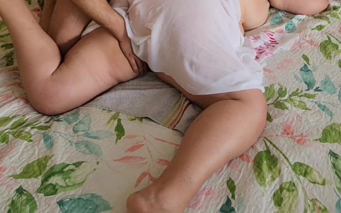 Busty granny: Nenek semok ini ngebiarkan aku ngentot memeknya habis-habisan