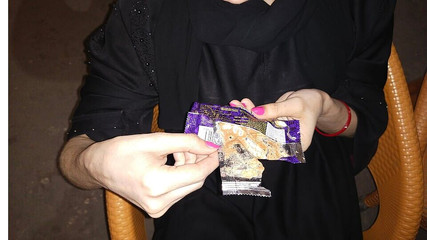 Silent Girl: सौतेली बहन मेज पर मेरा लंड चूसने के लिए बहकाती है