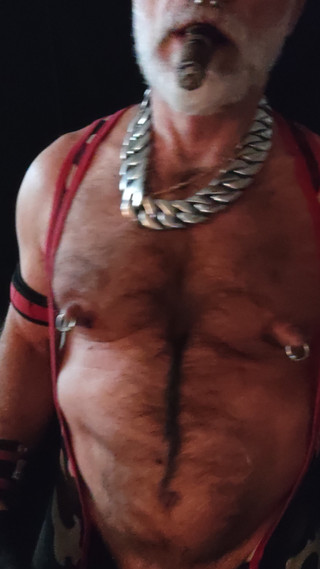 MusclesCigarsFFPig: puting semasa merokok