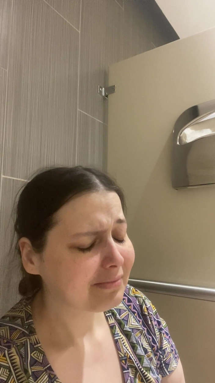 MissChrystalline: Orgasm în standul din baie