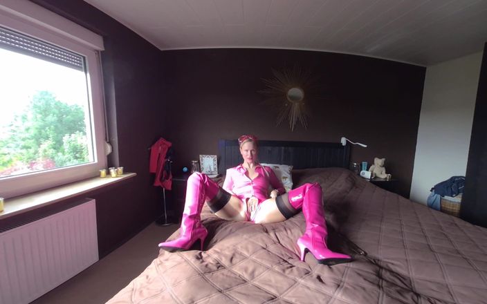 BlondeHexe VR: Pembe kız mastürbasyon yapmanıza izin veriyor