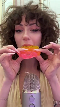 Вафлі їдять і смокчуть asmr