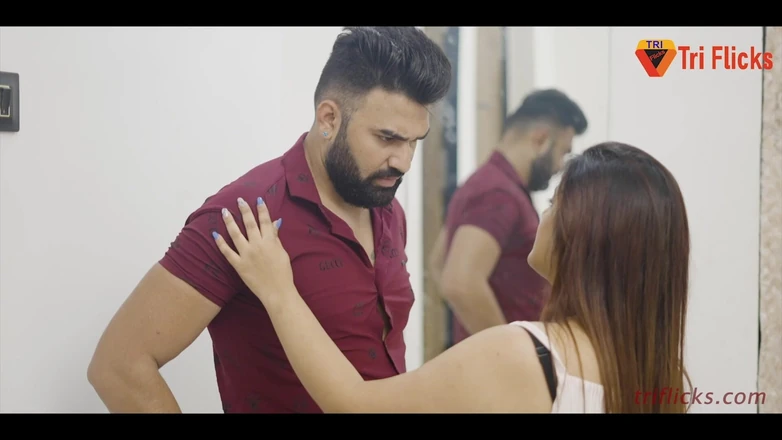 Triflicks: Un mari et sa femme baisent dans la chambre, une...