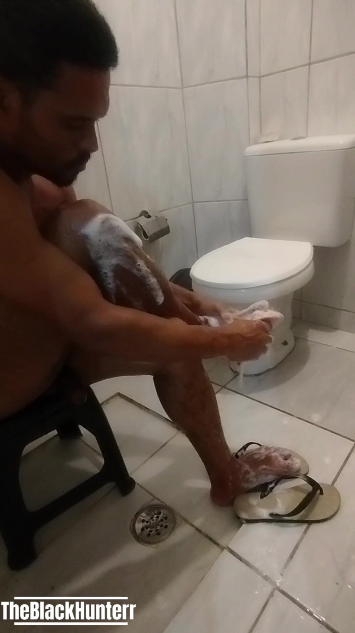 TheBlacKHunterr: トイレで撮影中の同僚