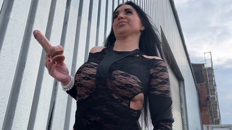 Mia XXX: Miaxxx बंदरगाह पर एकल डिल्डो