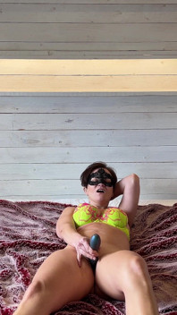 Jouer avec un gode vibrant sexy