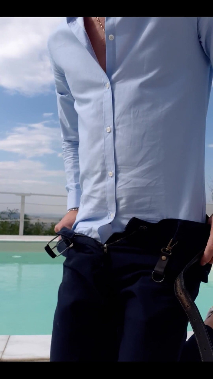 Boy jerking off: Un homme élégant se masturbe au bord de la piscine