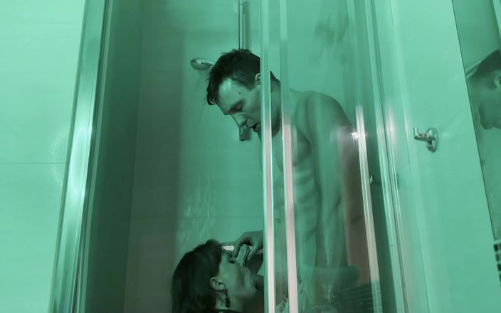 Victoria wet: ロマンチックなロングキスとシャワーを浴びるときのセックス