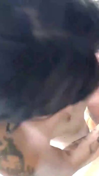 Buharlı canlı yayın banyoda seks: amatör çiftin sakso, göt dildo ve halka öğürme ile çift dildo oyunu