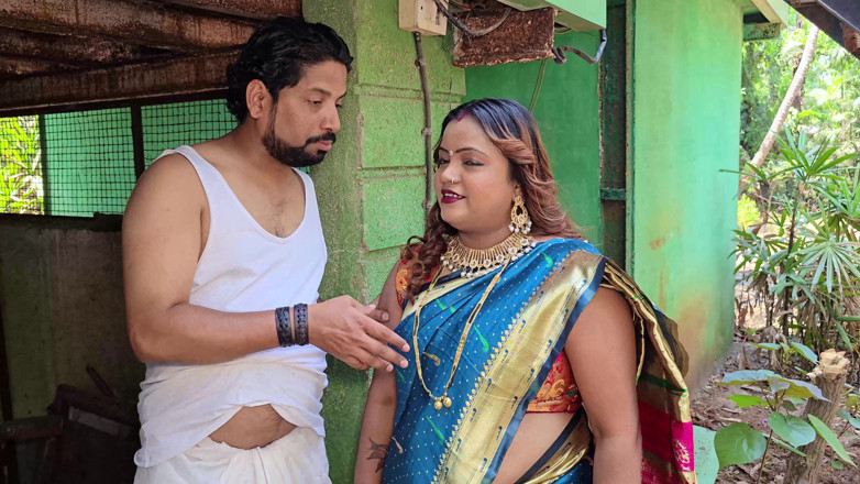 Aaka: Dos chicos indios follan bhabhi